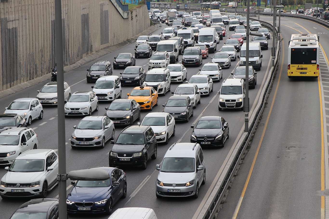 İstanbullular toplu taşımalarda ve trafikte yaşanan yoğunluktan şikâyetçi